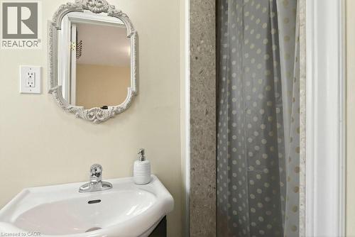 20 St. Charles Drive, Thorold, ON - Indoor Photo Showing Bathroom
