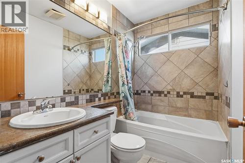 2022 Easthill, Saskatoon, SK - Indoor Photo Showing Bathroom