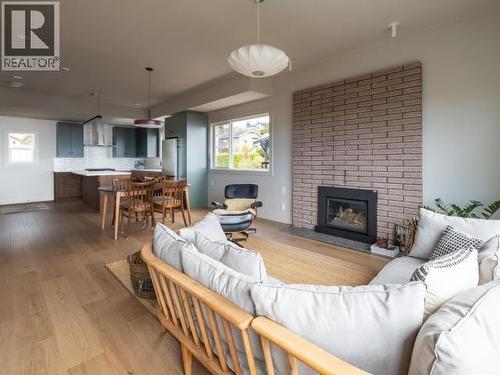 5461 Maple Ave, Powell River, BC - Indoor Photo Showing Living Room With Fireplace