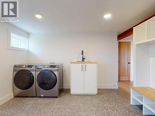 5461 Maple Ave, Powell River, BC - Indoor Photo Showing Laundry Room