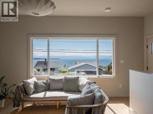 5461 Maple Ave, Powell River, BC - Indoor Photo Showing Living Room