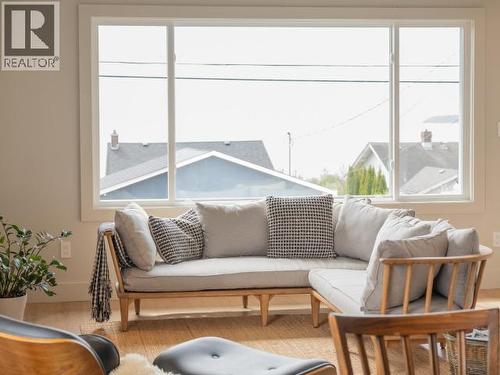 5461 Maple Ave, Powell River, BC - Indoor Photo Showing Living Room