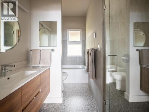 5461 Maple Ave, Powell River, BC - Indoor Photo Showing Bathroom