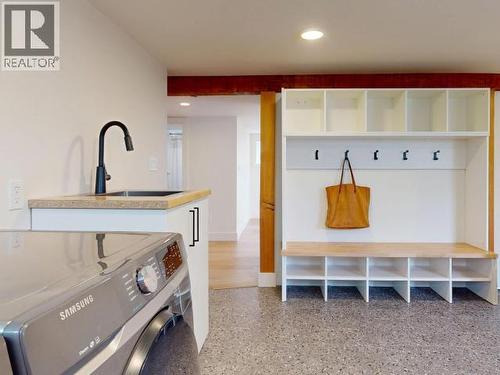 5461 Maple Ave, Powell River, BC - Indoor Photo Showing Laundry Room