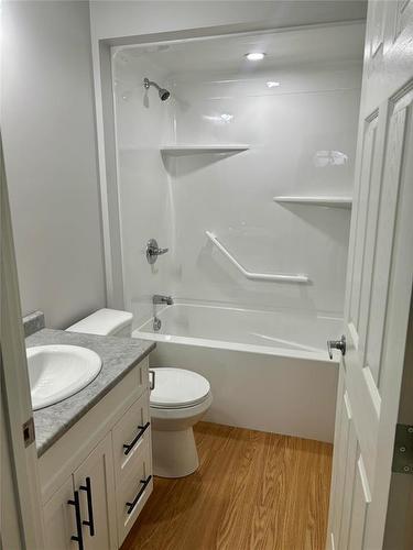 Full bathroom #2 - 1536 9Th Street, Brandon, MB - Indoor Photo Showing Bathroom