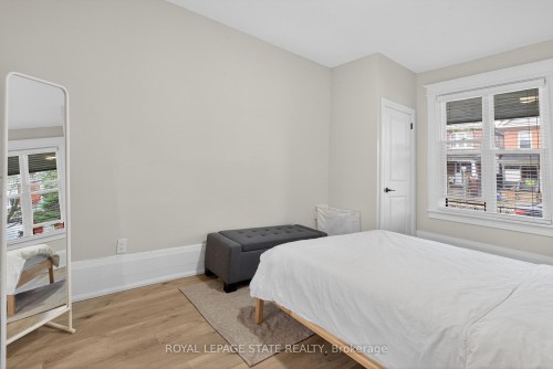 11 Barnesdale Avenue N, Hamilton, ON - Indoor Photo Showing Bedroom