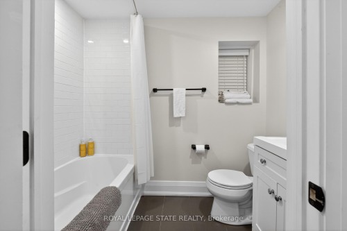 11 Barnesdale Avenue N, Hamilton, ON - Indoor Photo Showing Bathroom