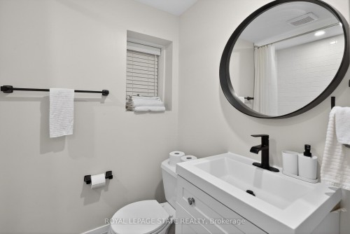 11 Barnesdale Avenue N, Hamilton, ON - Indoor Photo Showing Bathroom