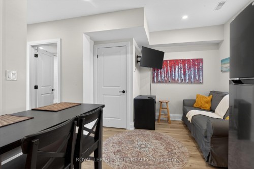 11 Barnesdale Avenue N, Hamilton, ON - Indoor