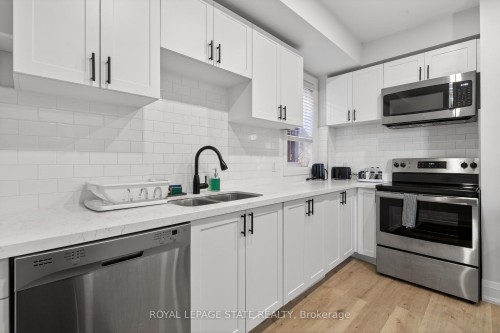 11 Barnesdale Avenue N, Hamilton, ON - Indoor Photo Showing Kitchen With Double Sink With Upgraded Kitchen
