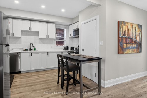 11 Barnesdale Avenue N, Hamilton, ON - Indoor Photo Showing Kitchen