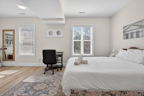 11 Barnesdale Avenue N, Hamilton, ON - Indoor Photo Showing Bedroom