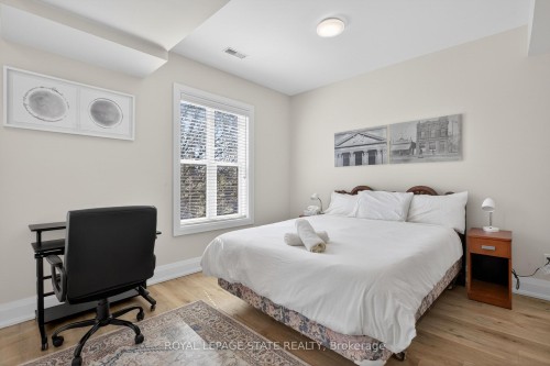11 Barnesdale Avenue N, Hamilton, ON - Indoor Photo Showing Bedroom