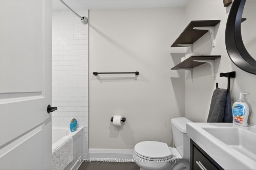 11 Barnesdale Avenue N, Hamilton, ON - Indoor Photo Showing Bathroom