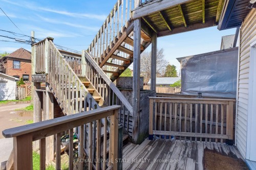 11 Barnesdale Avenue N, Hamilton, ON - Outdoor