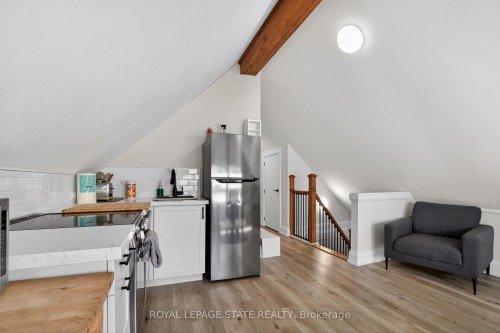 11 Barnesdale Avenue N, Hamilton, ON - Indoor