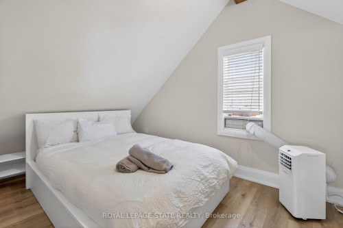 11 Barnesdale Avenue N, Hamilton, ON - Indoor Photo Showing Bedroom