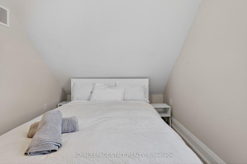 11 Barnesdale Avenue N, Hamilton, ON - Indoor Photo Showing Bedroom