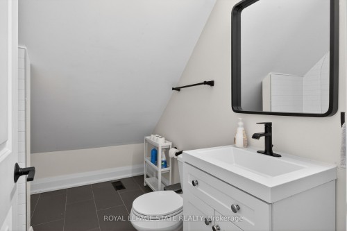 11 Barnesdale Avenue N, Hamilton, ON - Indoor
