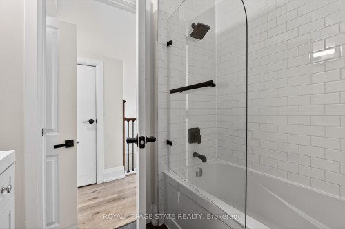 11 Barnesdale Avenue N, Hamilton, ON - Indoor Photo Showing Bathroom