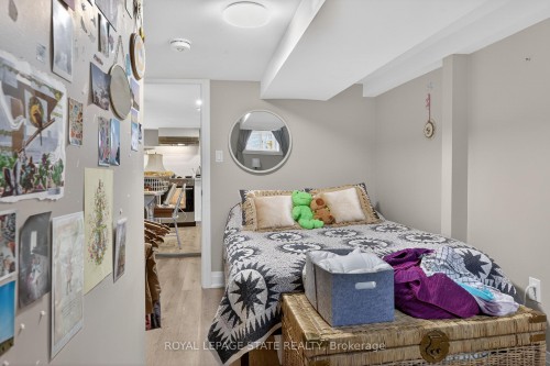 11 Barnesdale Avenue N, Hamilton, ON - Indoor Photo Showing Bedroom