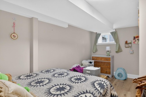 11 Barnesdale Avenue N, Hamilton, ON - Indoor Photo Showing Bedroom