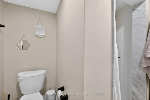 11 Barnesdale Avenue N, Hamilton, ON - Indoor Photo Showing Bathroom
