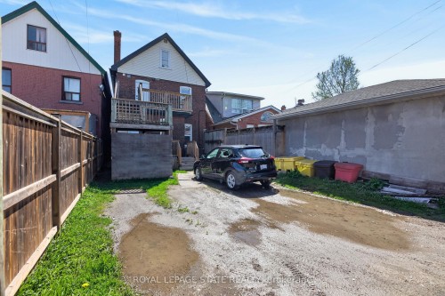 11 Barnesdale Avenue N, Hamilton, ON - Outdoor