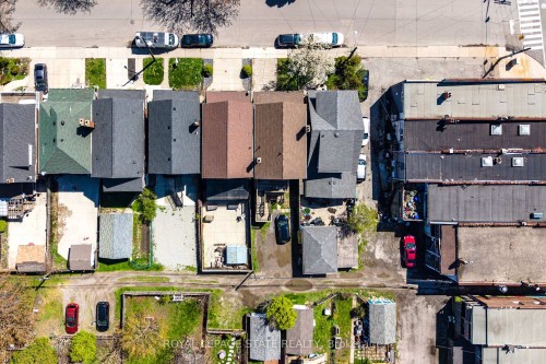11 Barnesdale Avenue N, Hamilton, ON - Outdoor