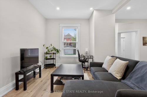 11 Barnesdale Avenue N, Hamilton, ON - Indoor Photo Showing Living Room
