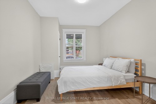 11 Barnesdale Avenue N, Hamilton, ON - Indoor Photo Showing Bedroom