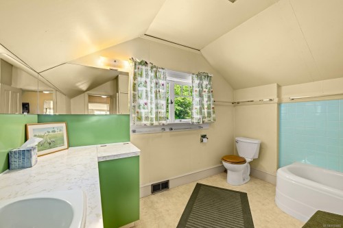 965 Balmoral Rd, Comox, BC 