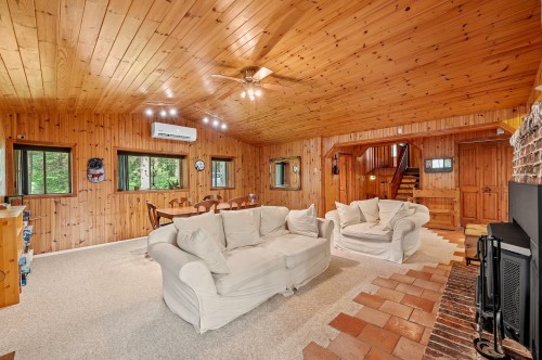 Salon - 3102 Ch. Des Lacs, Mont-Blanc, QC - Indoor