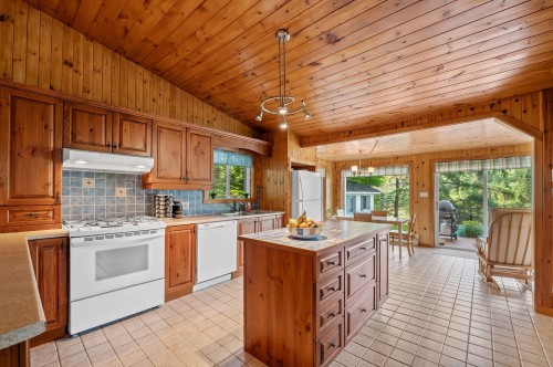 Cuisine - 3102 Ch. Des Lacs, Mont-Blanc, QC - Indoor Photo Showing Kitchen