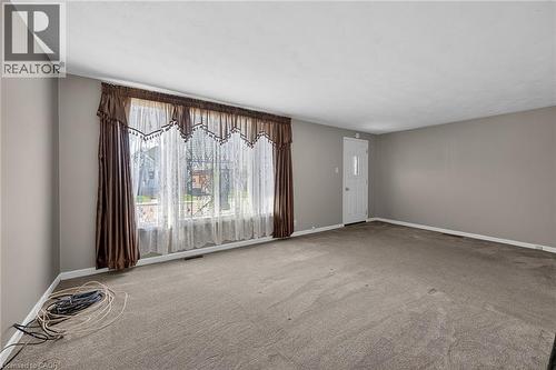 Spacious room with neutral-toned walls and broadloom carpeting - 192 Ivon Avenue, Hamilton, ON - Indoor Photo Showing Other Room