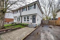 225 BARKLEY CRESCENT Oshawa, ON L1J 2E7