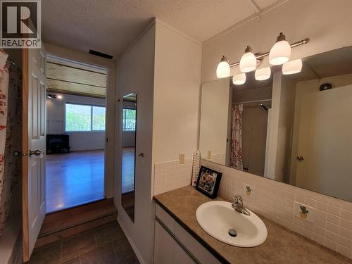 House - Main Floor - 4 pc bath - 2626 Highway 3, Keremeos, BC 