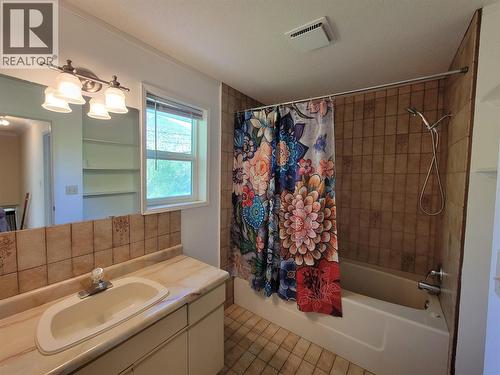 House - 2nd Floor - 4 pc bath - 2626 Highway 3, Keremeos, BC 