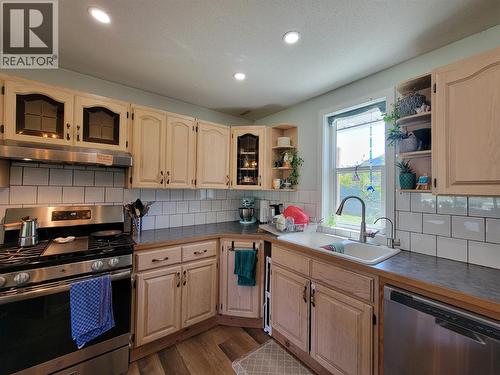 Blue Home - kitchen - 2626 Highway 3, Keremeos, BC 