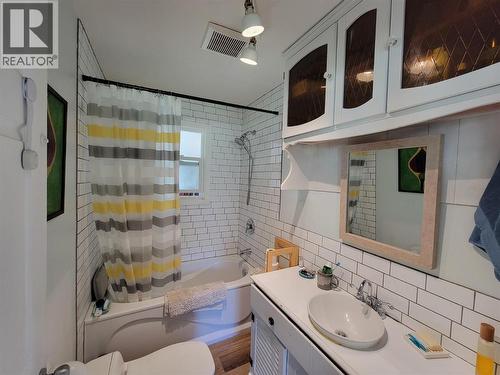 Blue Home - 4 pc bath - 2626 Highway 3, Keremeos, BC 