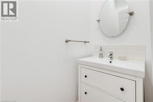 42 Erie Avenue, Hamilton, ON - Indoor Photo Showing Bathroom