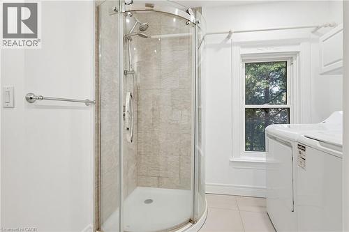 42 Erie Avenue, Hamilton, ON - Indoor Photo Showing Bathroom