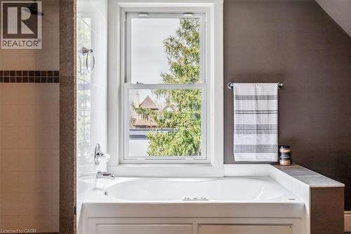 40 Stanley Avenue, Hamilton, ON - Indoor Photo Showing Bathroom
