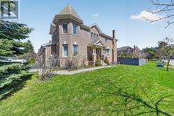 255 DENISE CIRCLE Newmarket, ON L3X 2K1