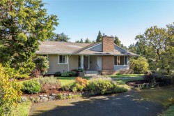 1794 Barrie Rd Saanich, BC V8N 2W7