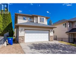 Double garage and 2 outdoor parking spots for guests or family members - 