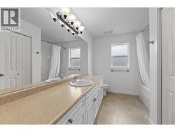 Main bathroom upstairs - 