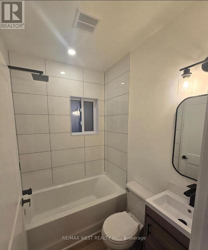 413 Paling Avenue, Hamilton, ON - Indoor Photo Showing Bathroom