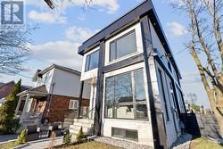 171 DURANT AVENUE Toronto, ON M4J 4W5