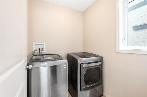 231 Bellflower Road, Winnipeg, MB - Indoor Photo Showing Laundry Room